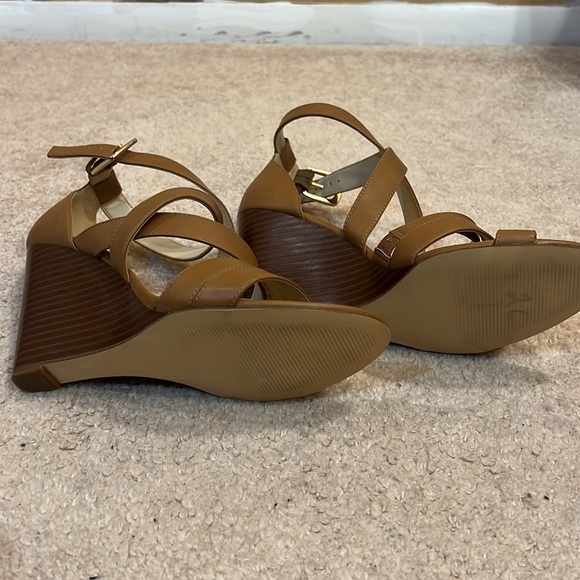 Nine West tan wedge sandals size 9M - Picture 3 of 4